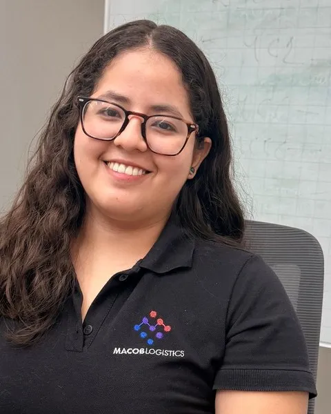 Isabela Piloso, Operaciones MacobLogistics